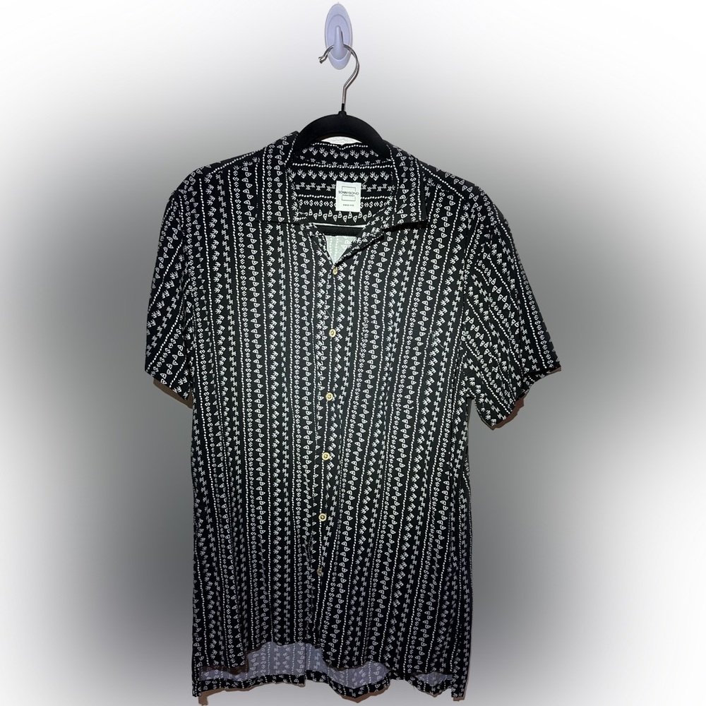 Men’s short sleeve black button down from Sonnybono. With white pattern. Size XL